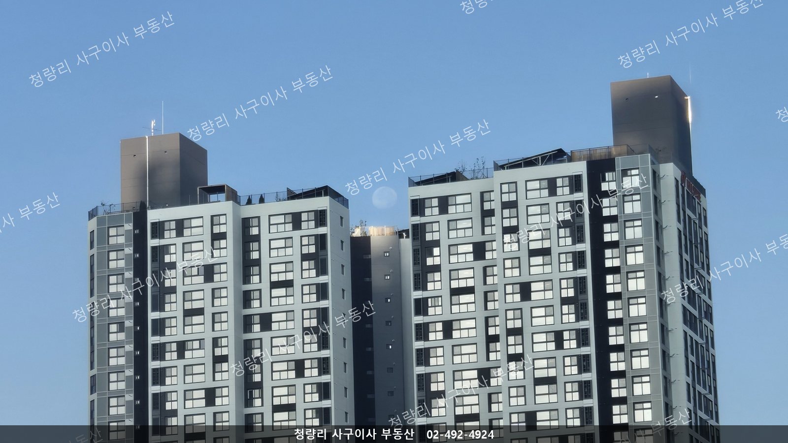 파란 하늘 아래 힐스테이트 청량리 메트로블 두 동의 윗부분
